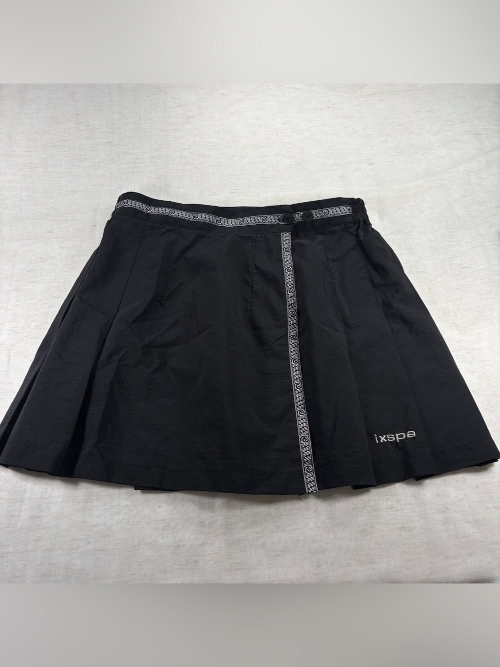 Ixspa y2k golf black pleated skirt with white design